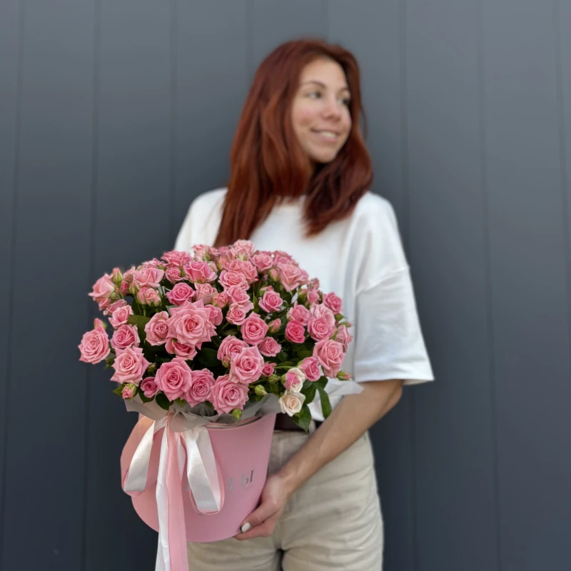 Композиция из 35 кустовых роз в коробке