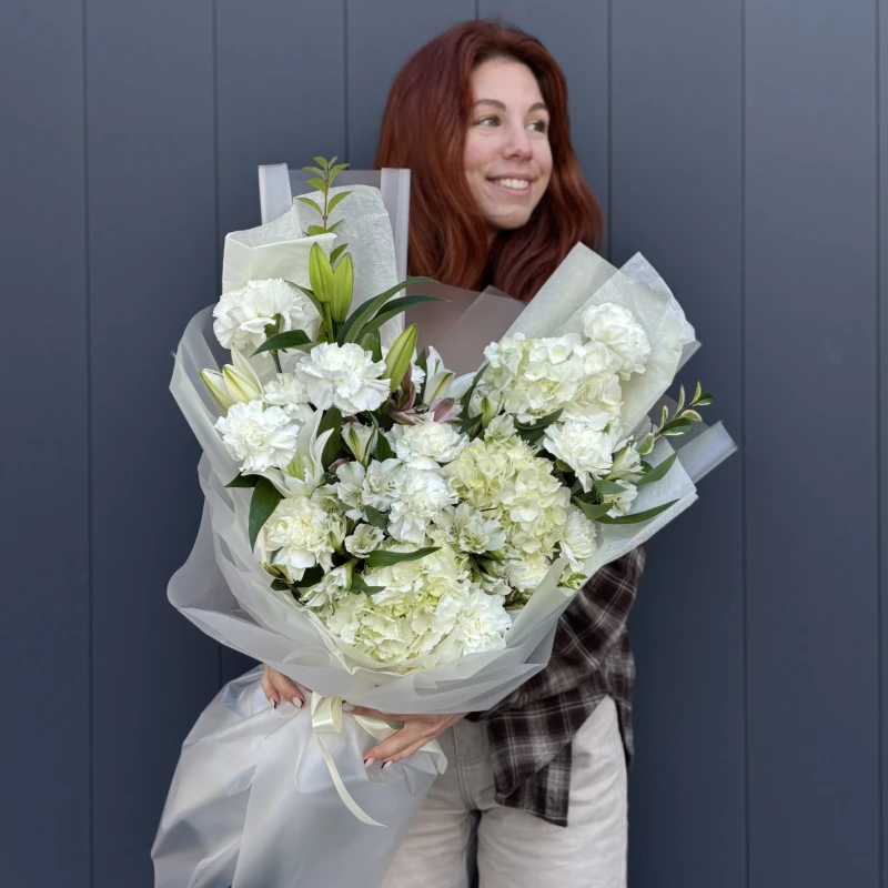 Авторский букет в белых оттенках