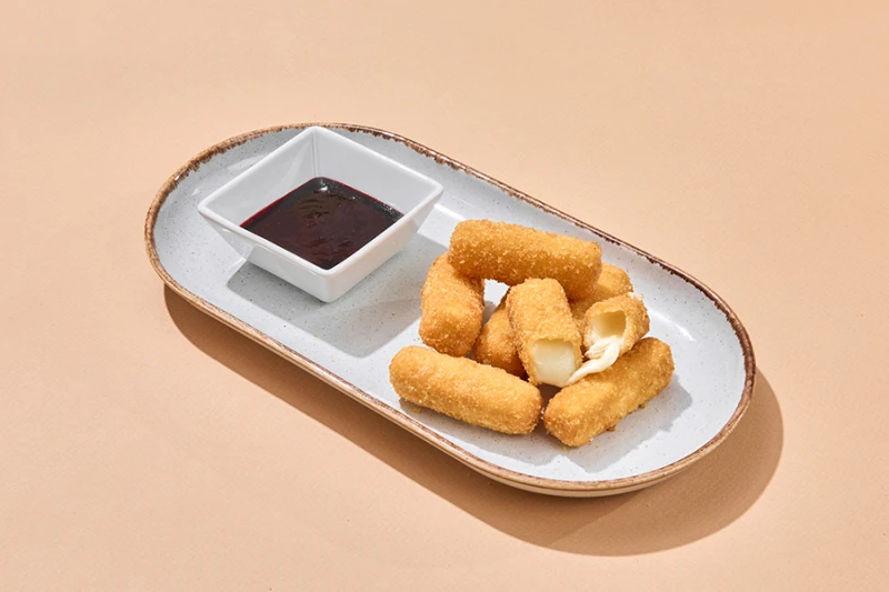 Сырные палочки с брусничным соусом