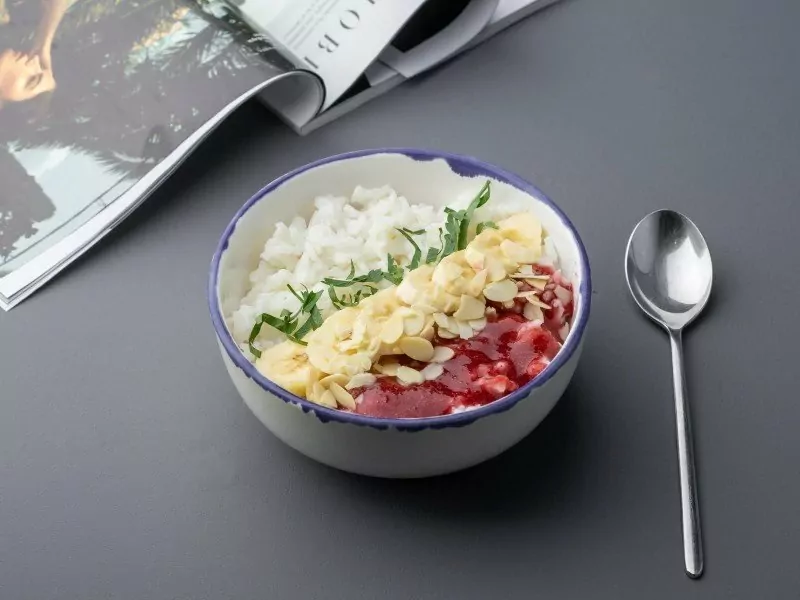 Rice porridge with banana and berry sauce
