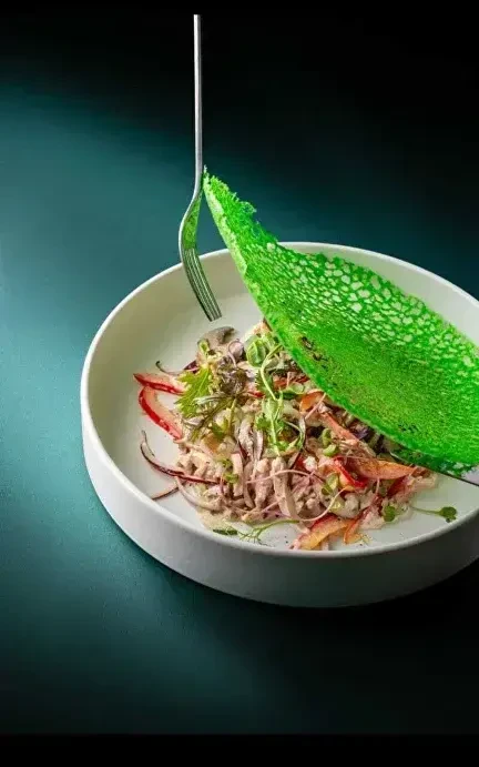 Салат овощной с копченой грудкой и чипсами