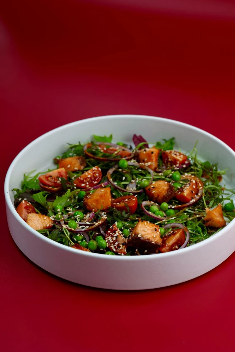 Салат острый с жареным лососем