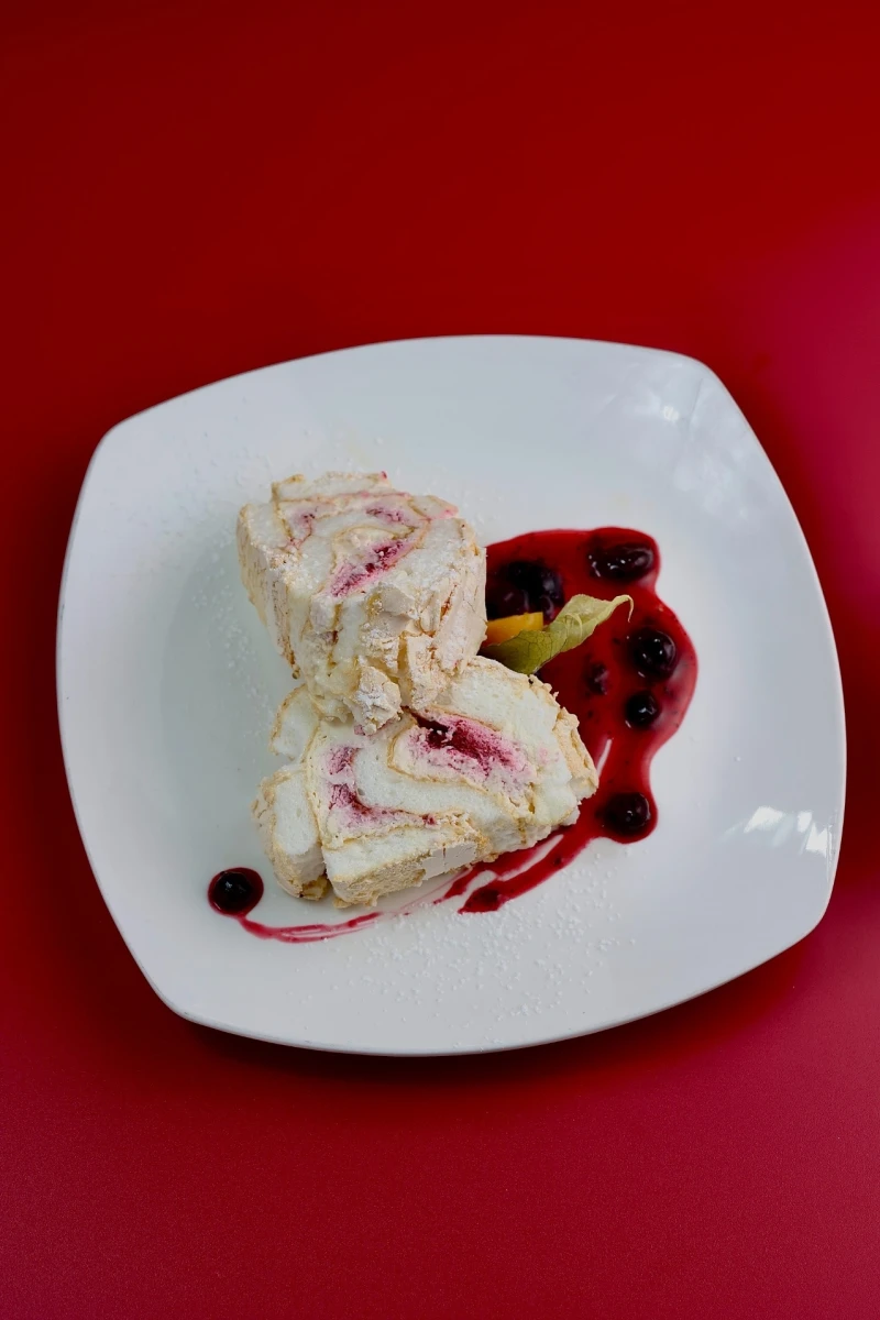 Меренговый рулет с ягодами