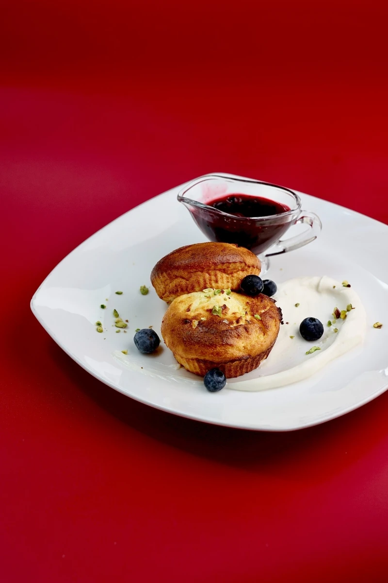 Сырники с джемом и сметаной