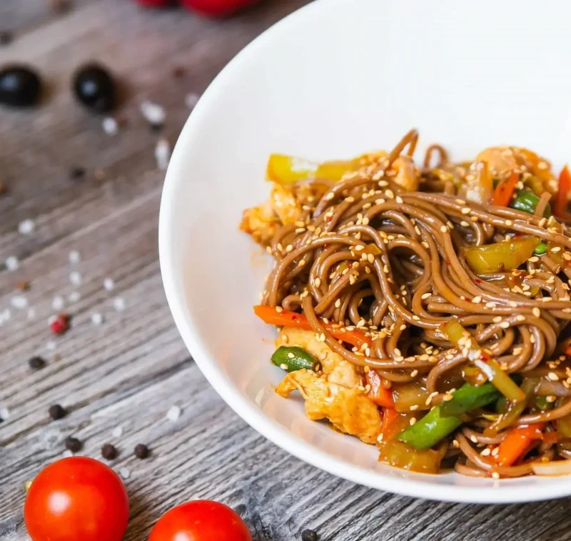 Соба с курицей в остро-сладком соусе