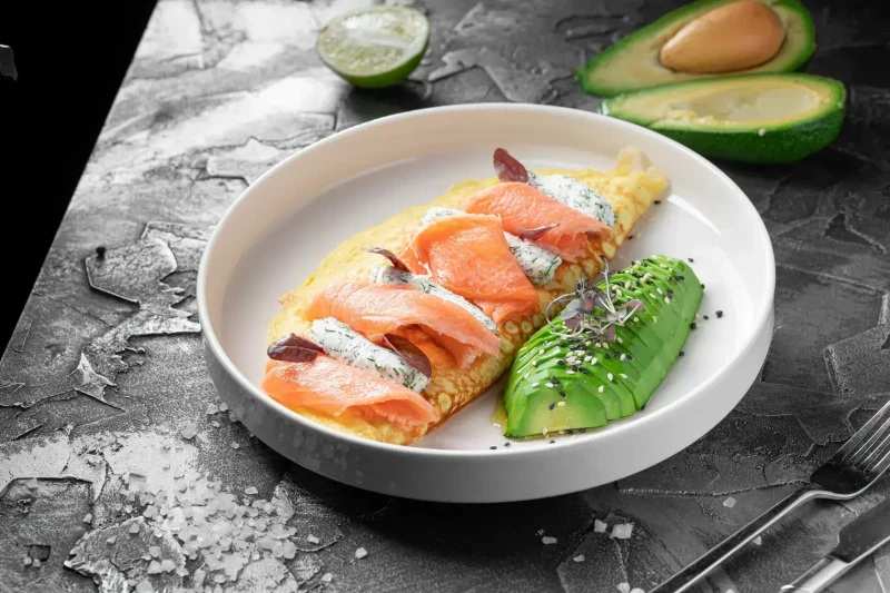 Омлет с лососем и авокадо