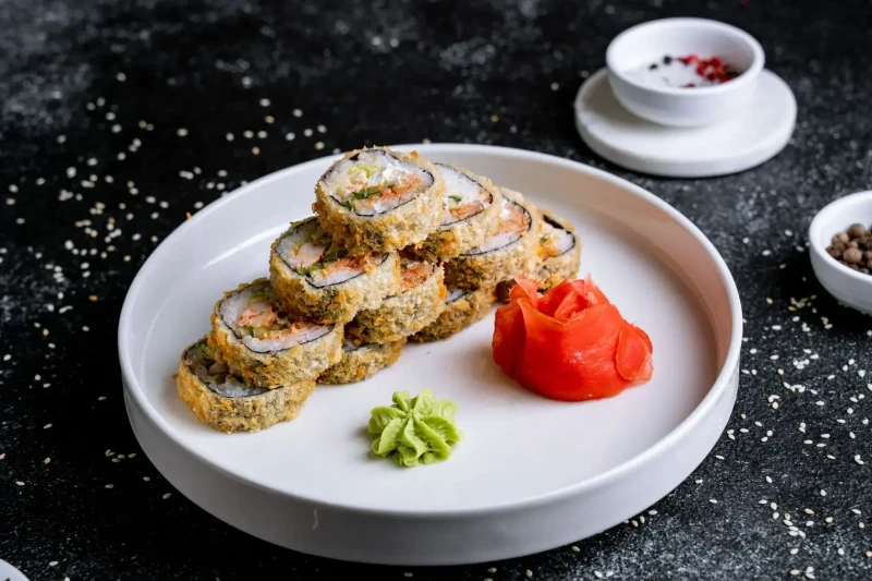 Цезарь с креветками ролл