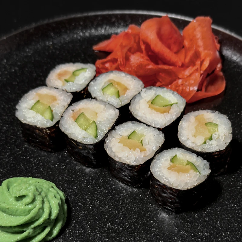 Маки со слабосоленым лососем и огурцом