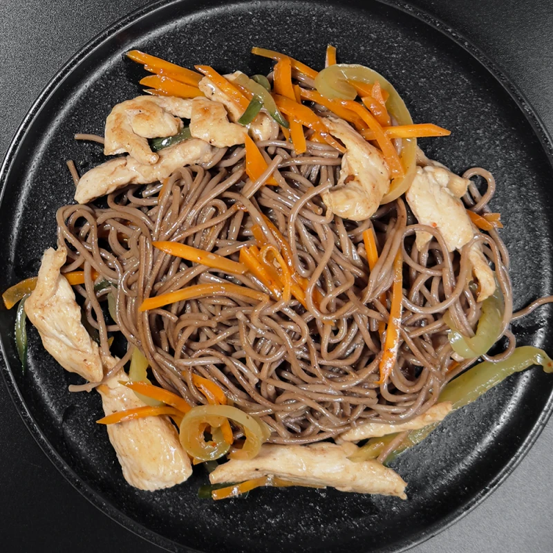 Соба с курицей и овощами