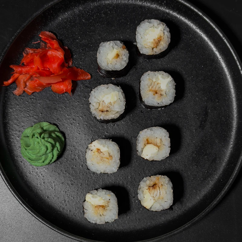 Маки с угрем и творожным сыром