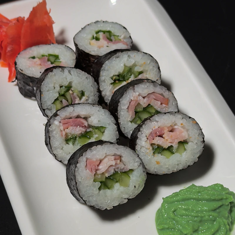 Футо Маки с беконом и огурцом