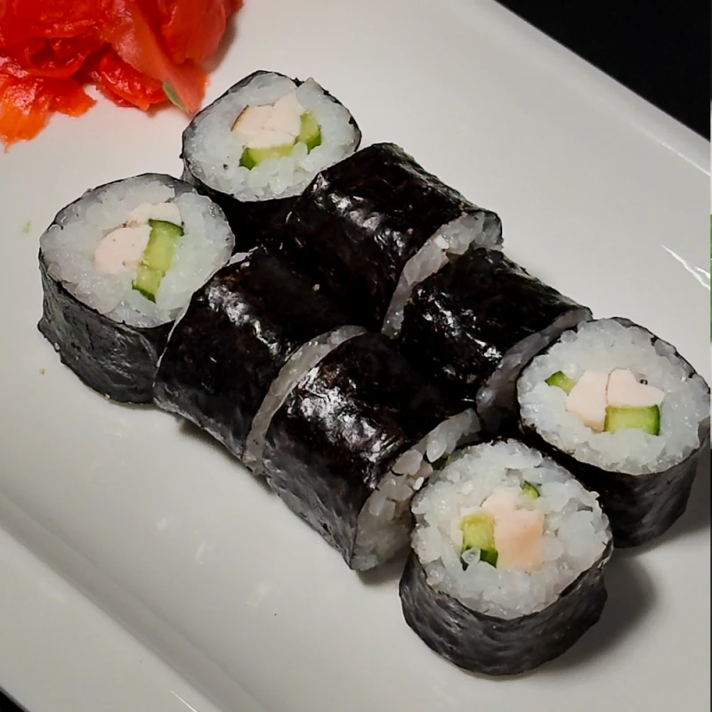 Маки с копченой курицей и огурцом