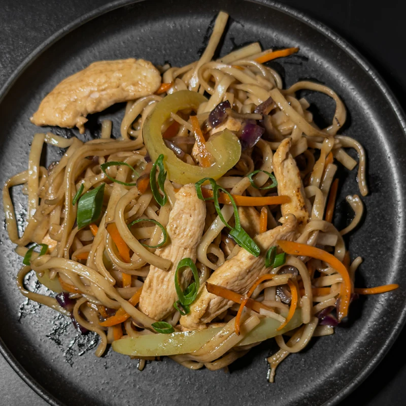 Удон с курицей и овощами 