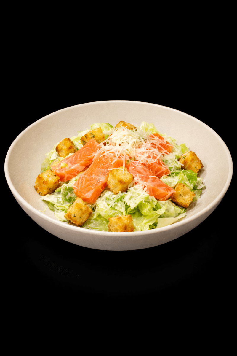 Салат Цезарь с лососем слабой соли