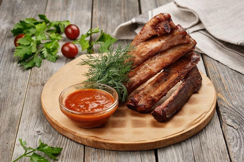 Подкопченые свиные ребра с перечным соусом