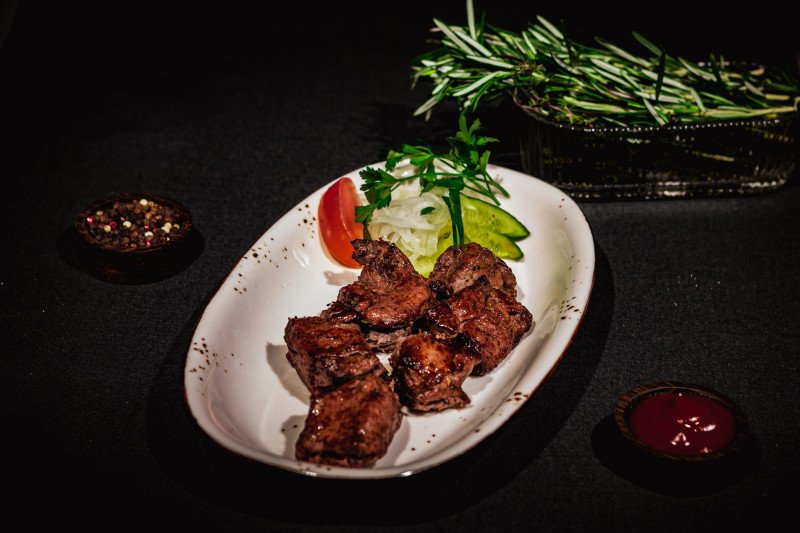 Шашлык из баранины на кости  с овощной гарнировкой 200 гр  (без соуса)