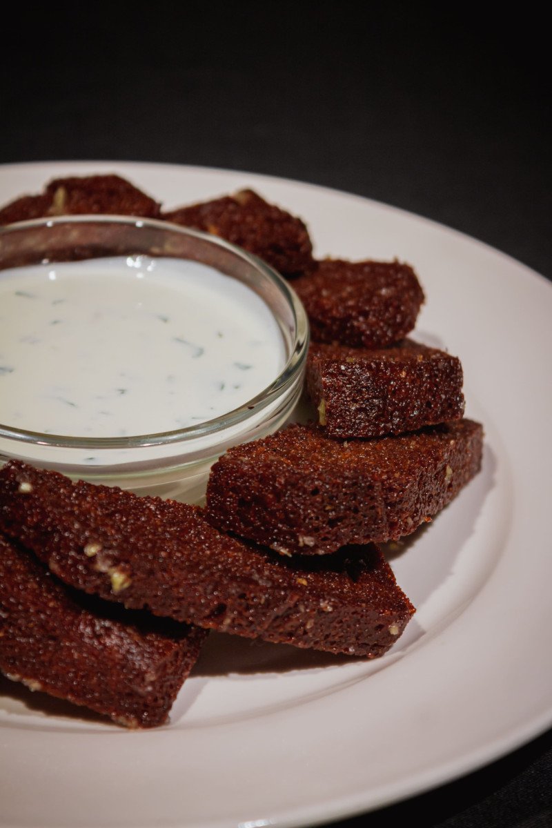 Гренки чесночные со сметанным соусом