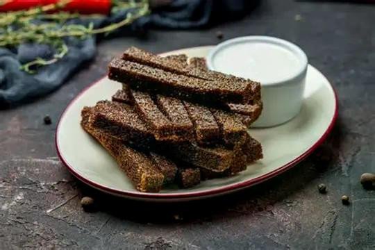 Гренки чесночные со сметанным соусом