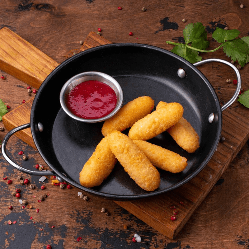 Сырные палочки с брусничным соусом