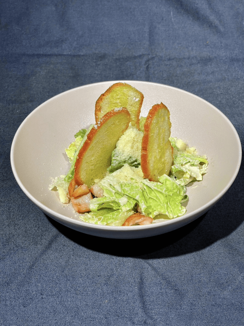 Салат Цезарь с цыпленком на углях