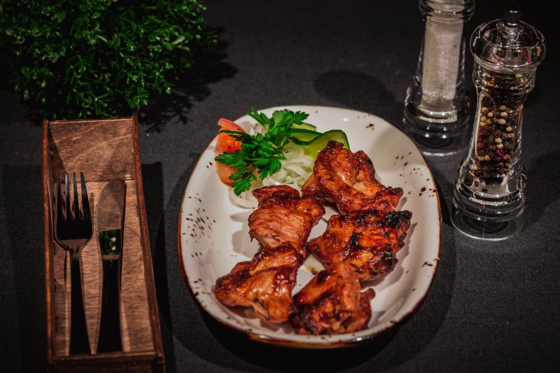 Шашлык из кур филе с овощной гарнировкой (без соуса)