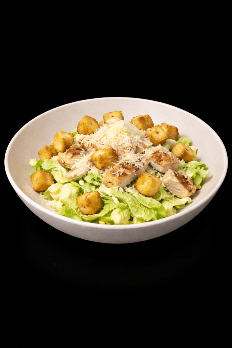 Салат Цезарь с цыпленком на углях