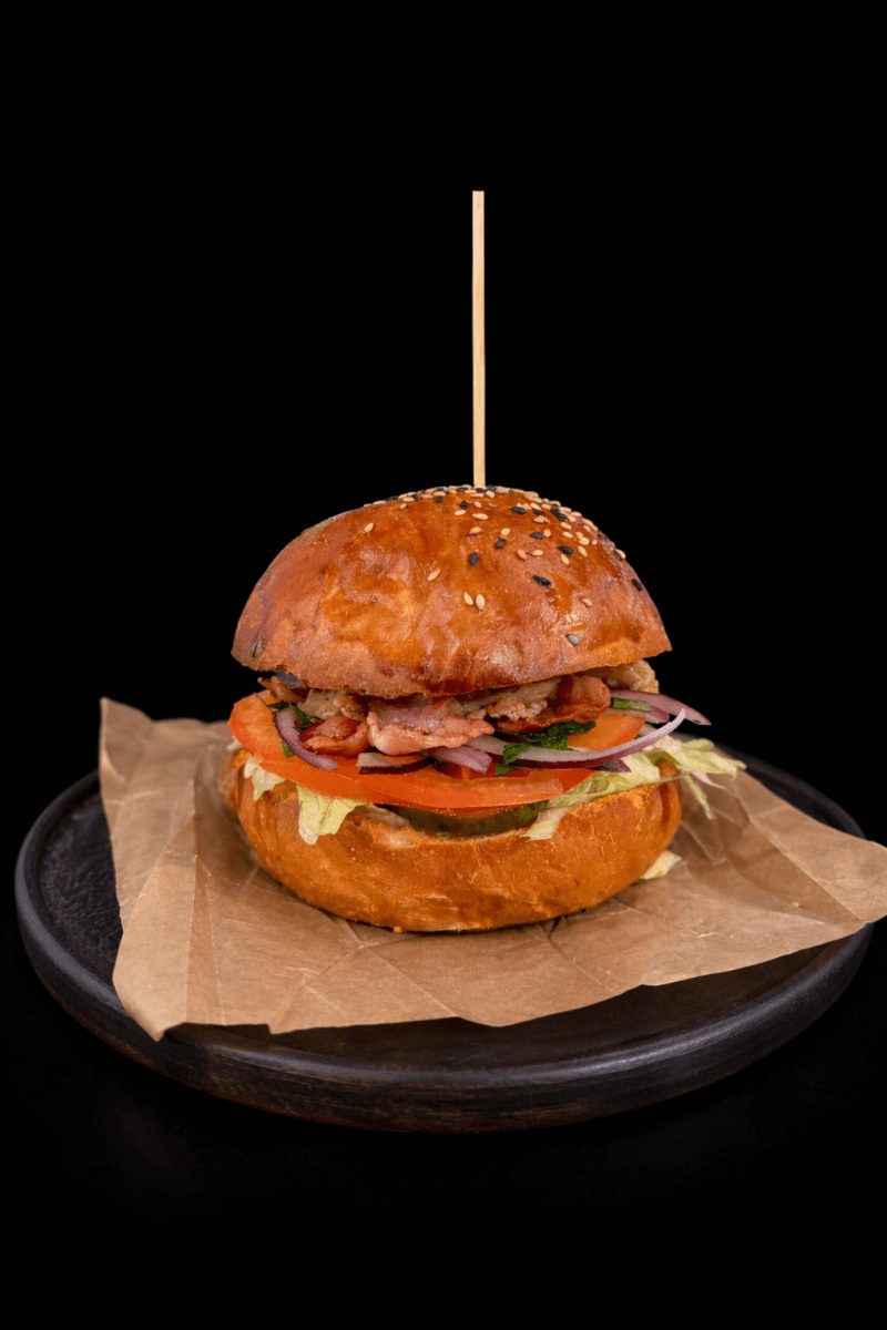 Бургер с рваной свининой, беконом и луком кранч