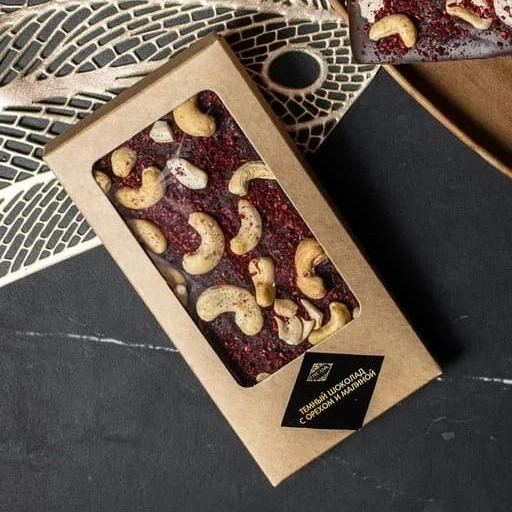 Темный шоколад с орехом и малиной