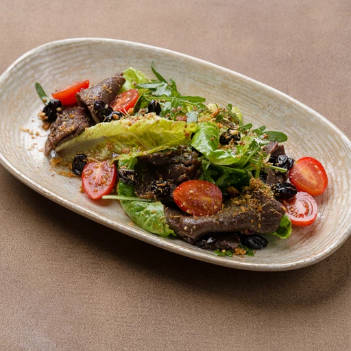 Салат с телятиной и сыром страчателла