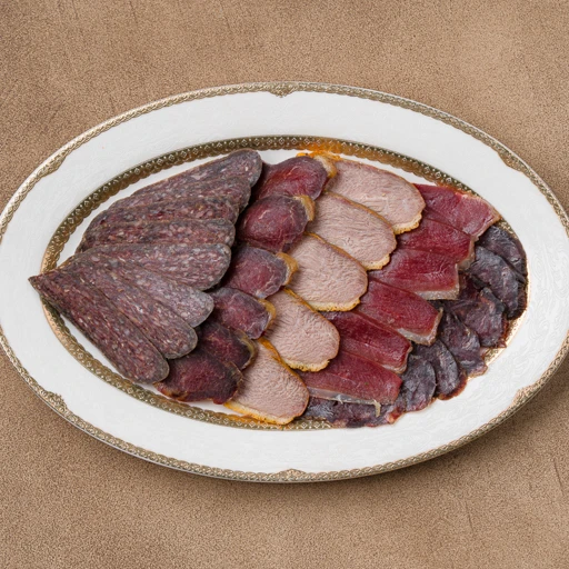 Ассорти мясных деликатесов