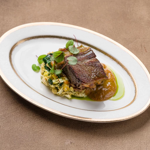 Говяжье ребро с припущенным шпинатом