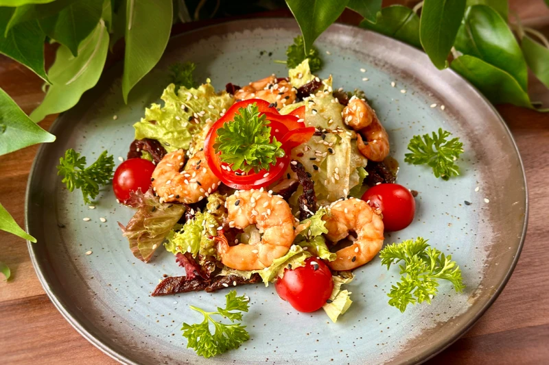 Салат с тигровыми креветками, вялеными томатами и пикантной заправкой