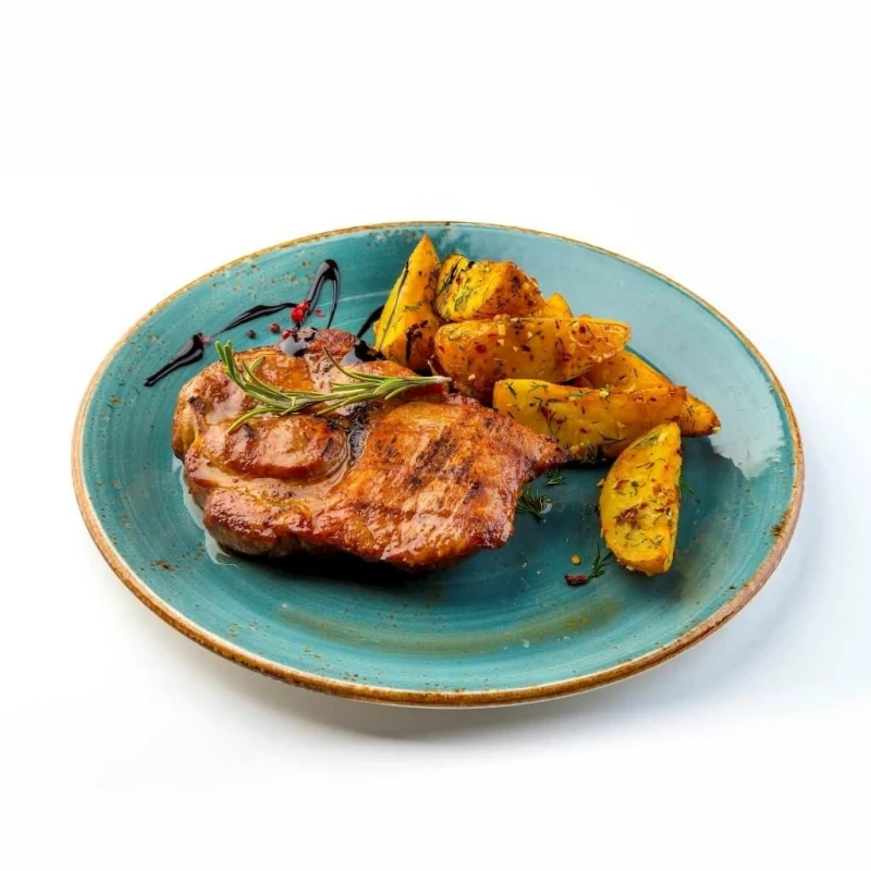 Стейк из свиной шеи с печеным картофелем