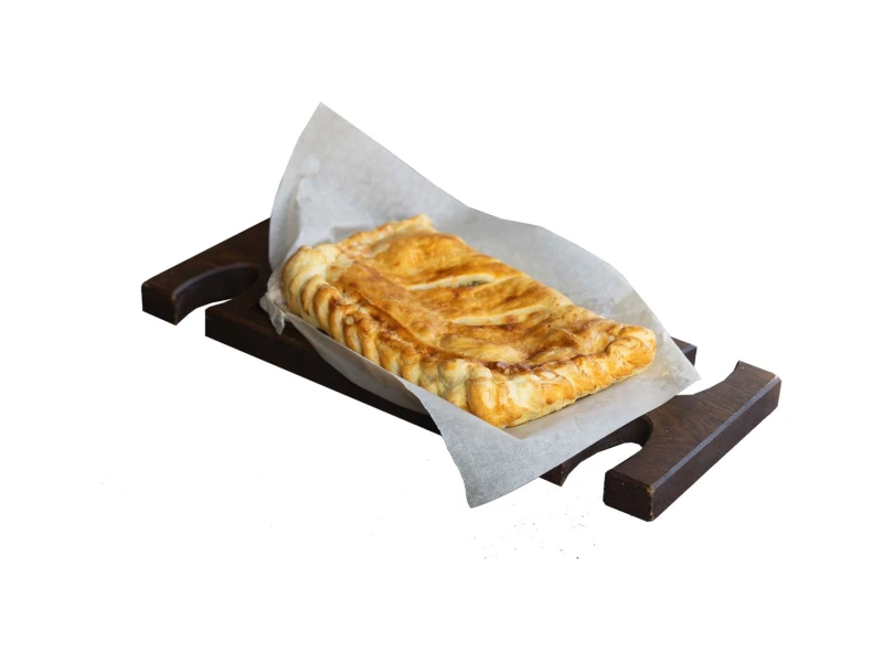 Пирог с сыро и зеленым луком