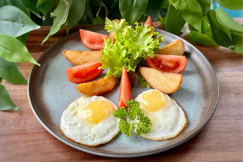 Яичница-глазунья с томатами и картофелем