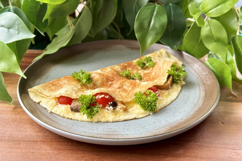 Омлет с сыром, грибами и томатами черри