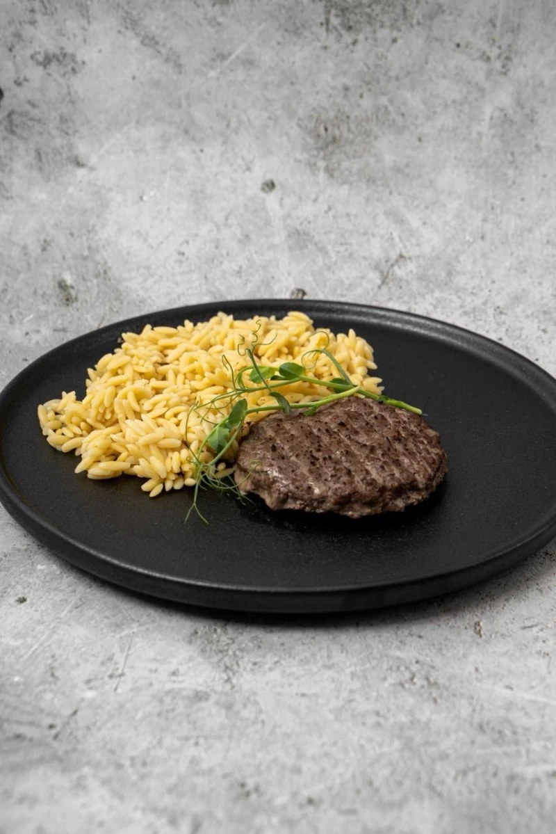 Говяжья котлета с цельнозерновым Орзо