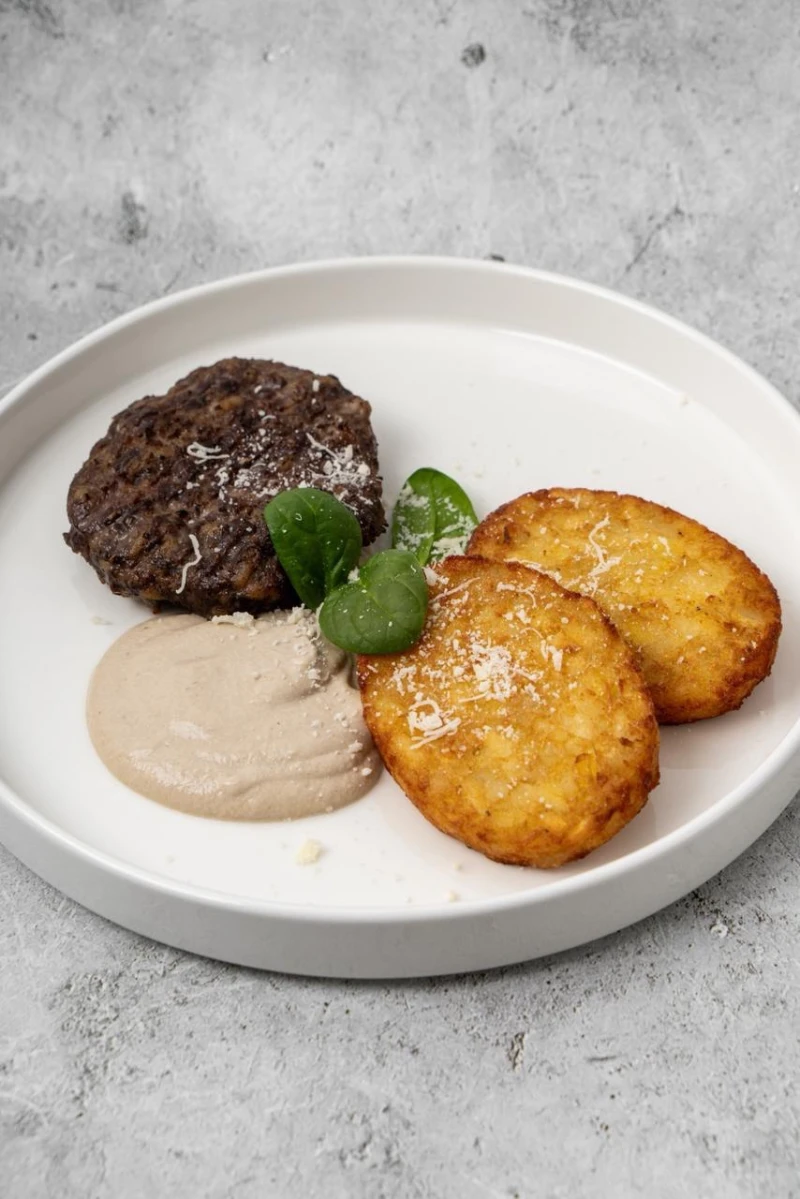 Котлеты из телятины с хашбрауном и грибным соусом