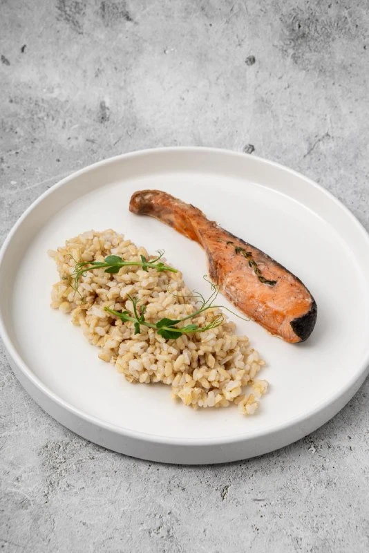 Форель с бурым рисом