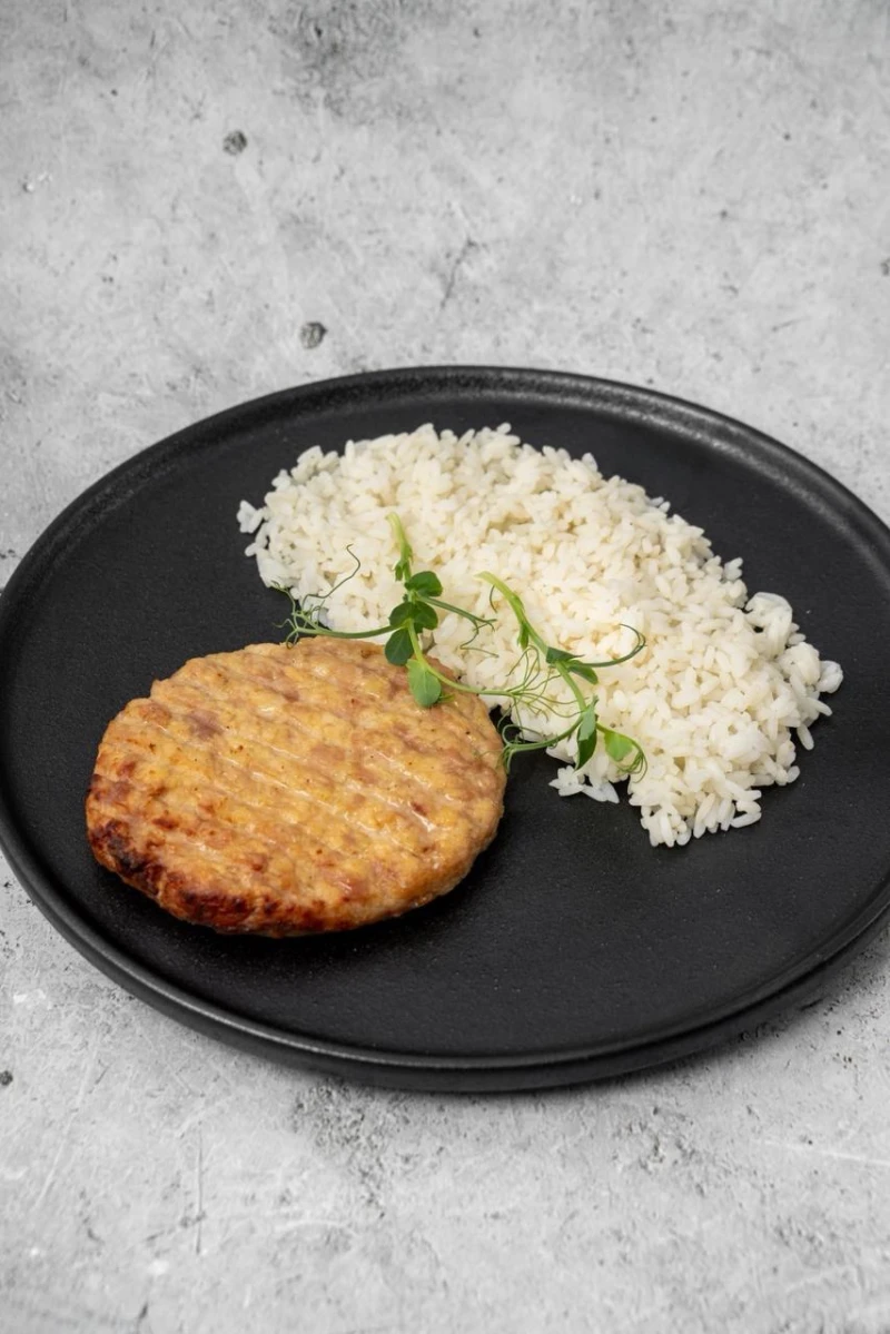 Куриные котлеты с рисом и соуосм Свит Чили