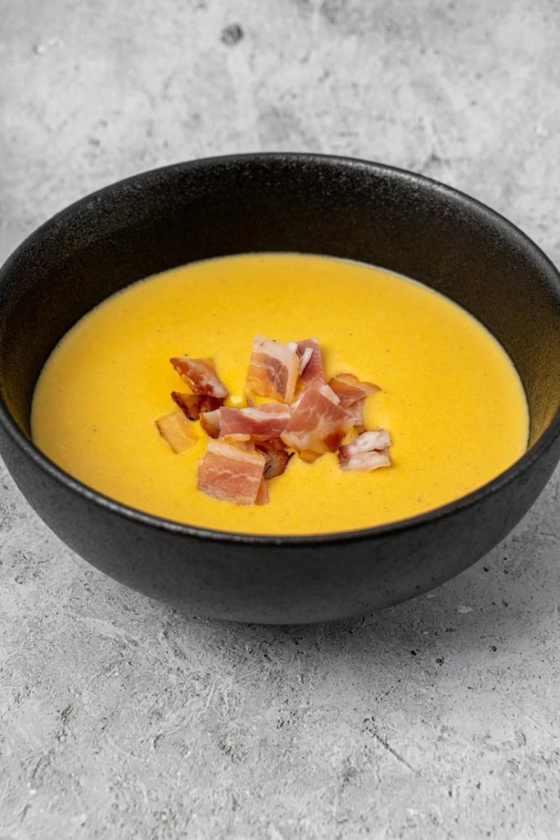 Сырный суп с чипсами из бекона