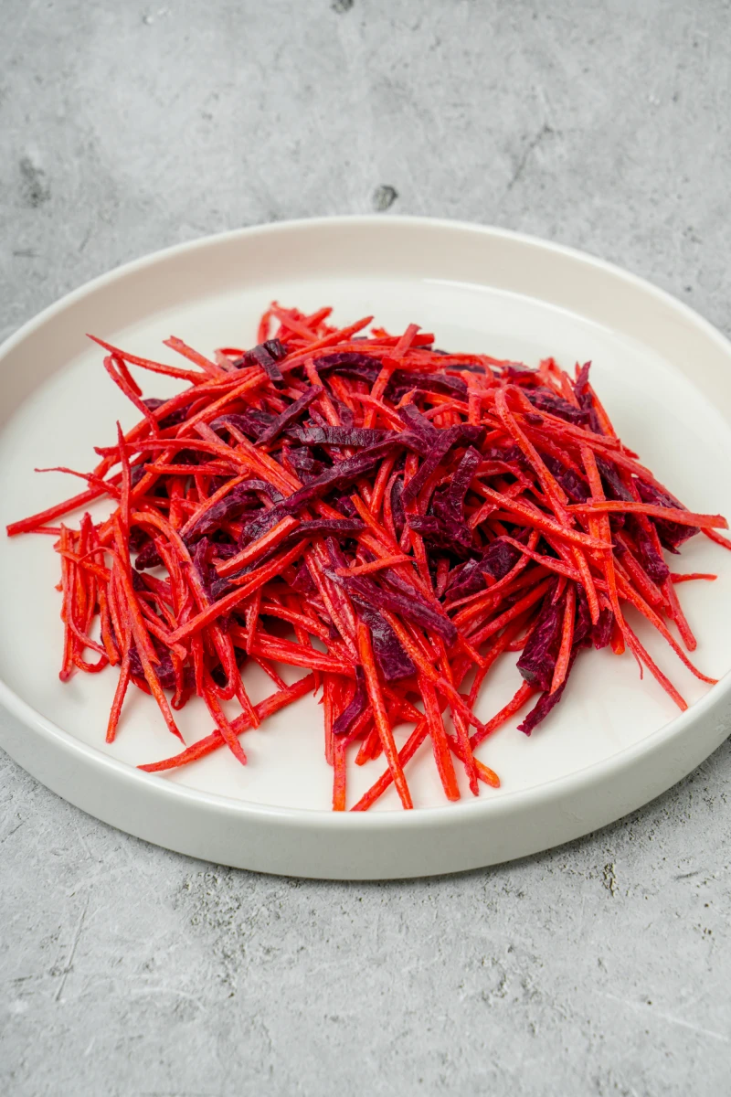 Салат из печеной свеклы со свежей морковью