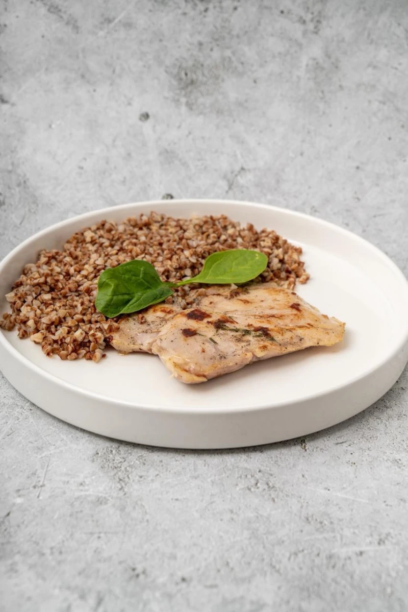 Куриное бедро с отварной гречей