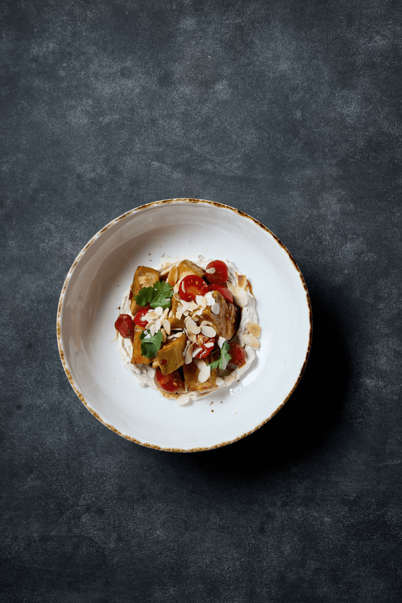 Салат с хрустящими баклажанами, черри и миндалем