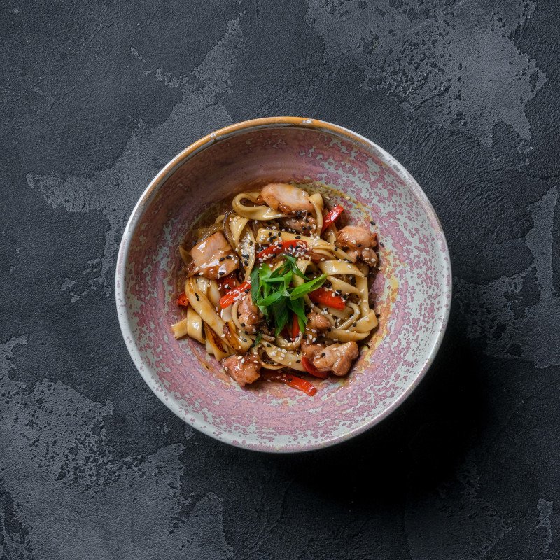 Удон с курицей и овощами