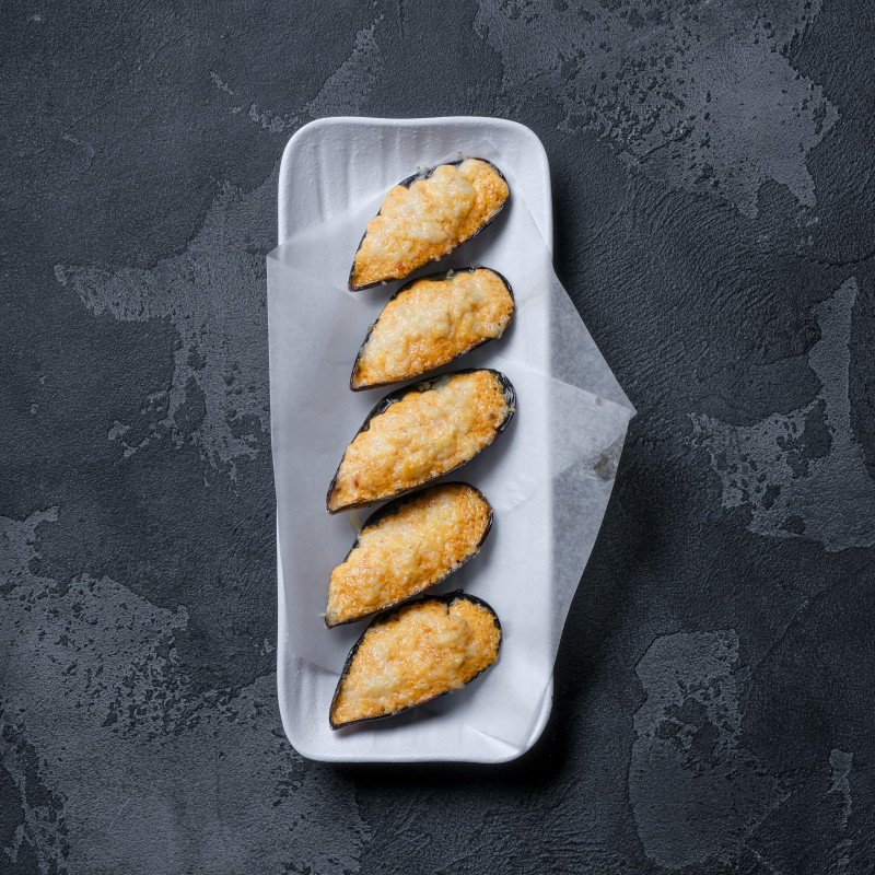 Мидии запеченые на створке