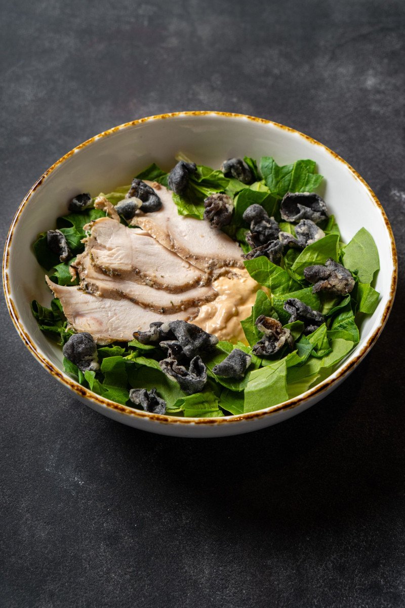 Салат с куриной грудкой и древесными грибами