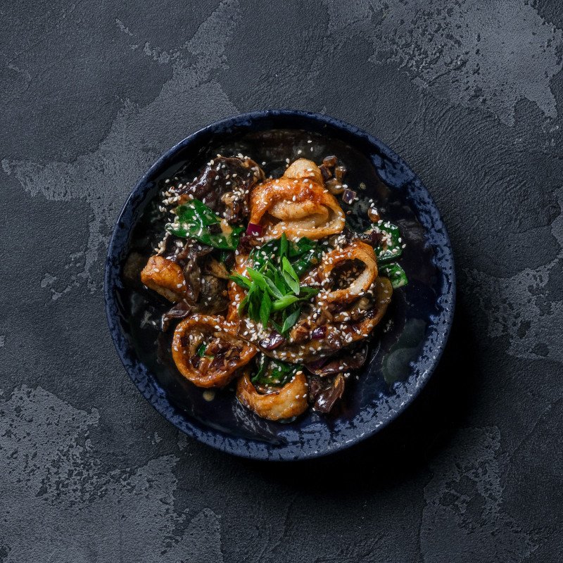 Кальмар с древесными грибами 