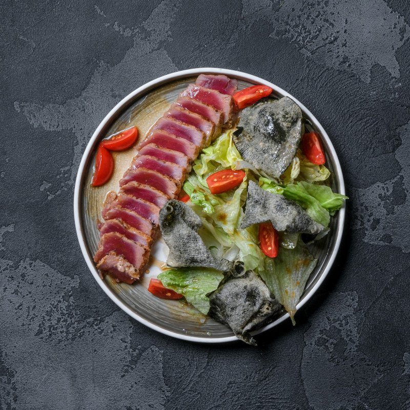 Татаки тунец с чипсами из Нори 