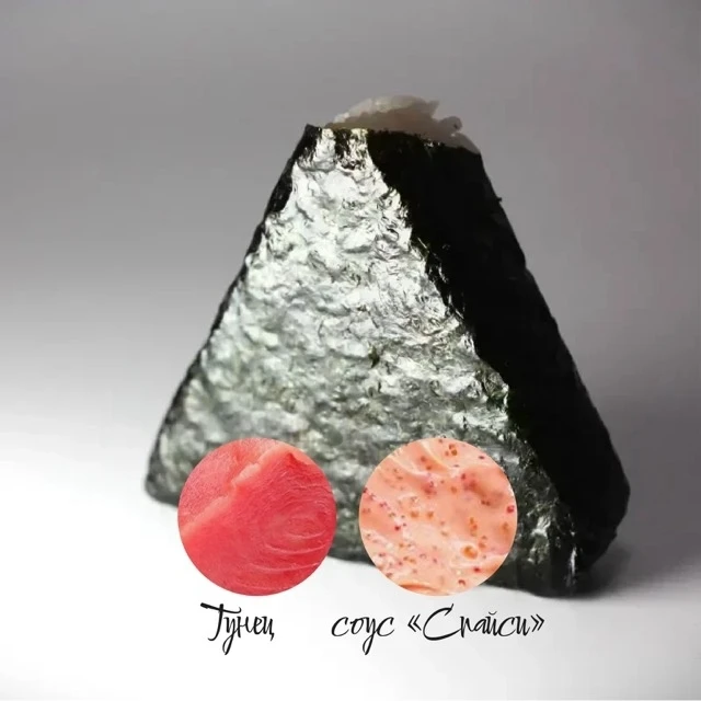 Онигири с тунцом